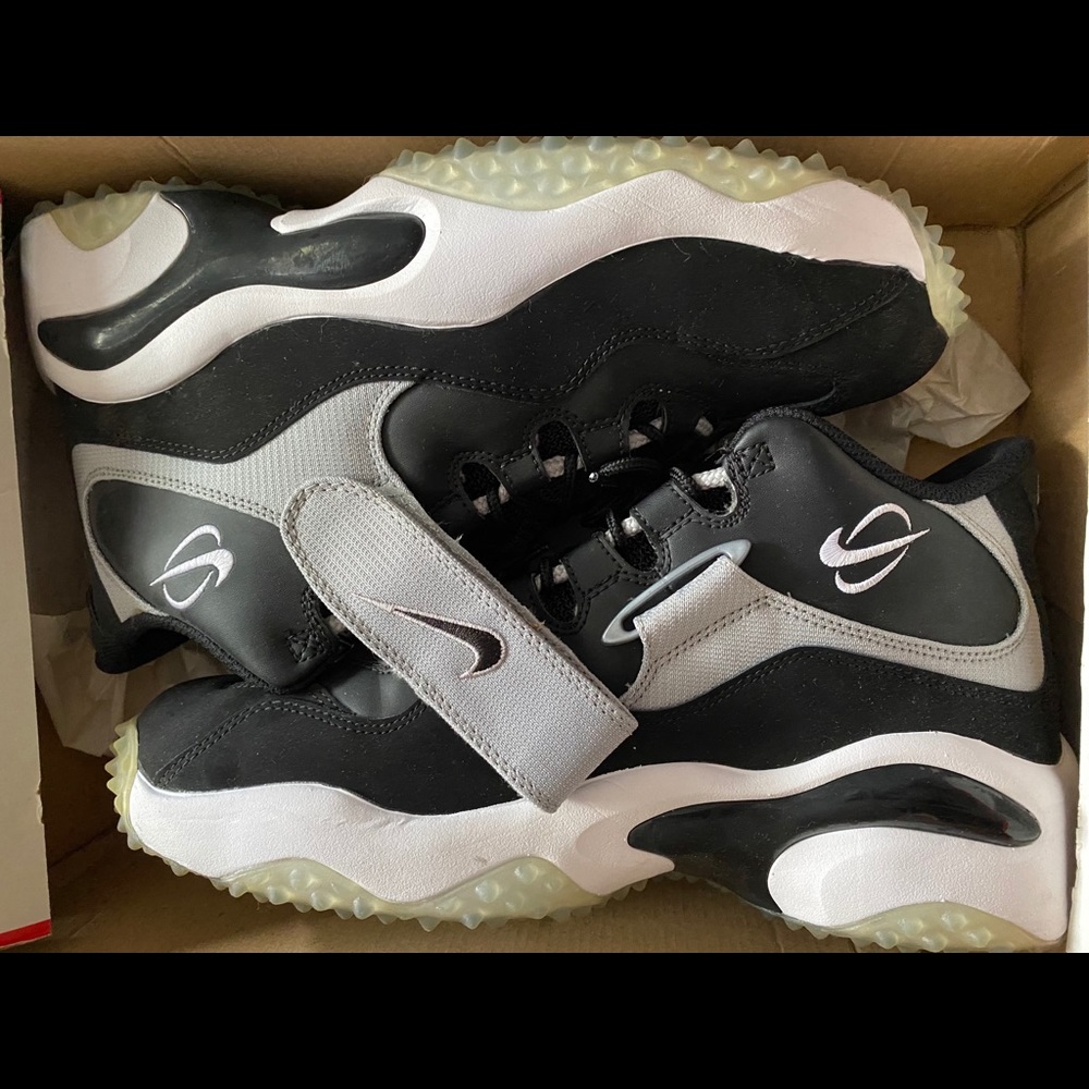 Bo Jackson shoe with the raiders